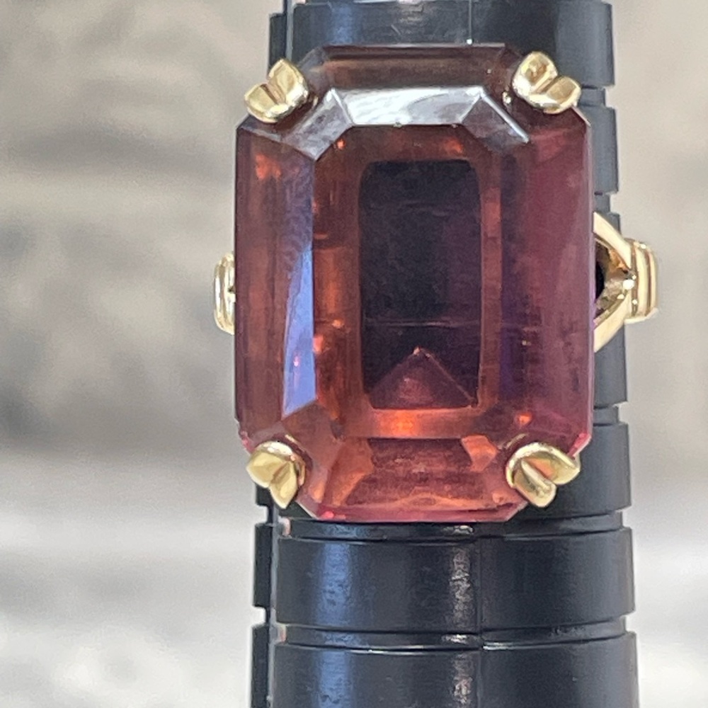 1975 Vintage Avon Large Emerald Cut Smokey Purple Statement Ring Sz 7 Gold Tone - Picture 2 of 14